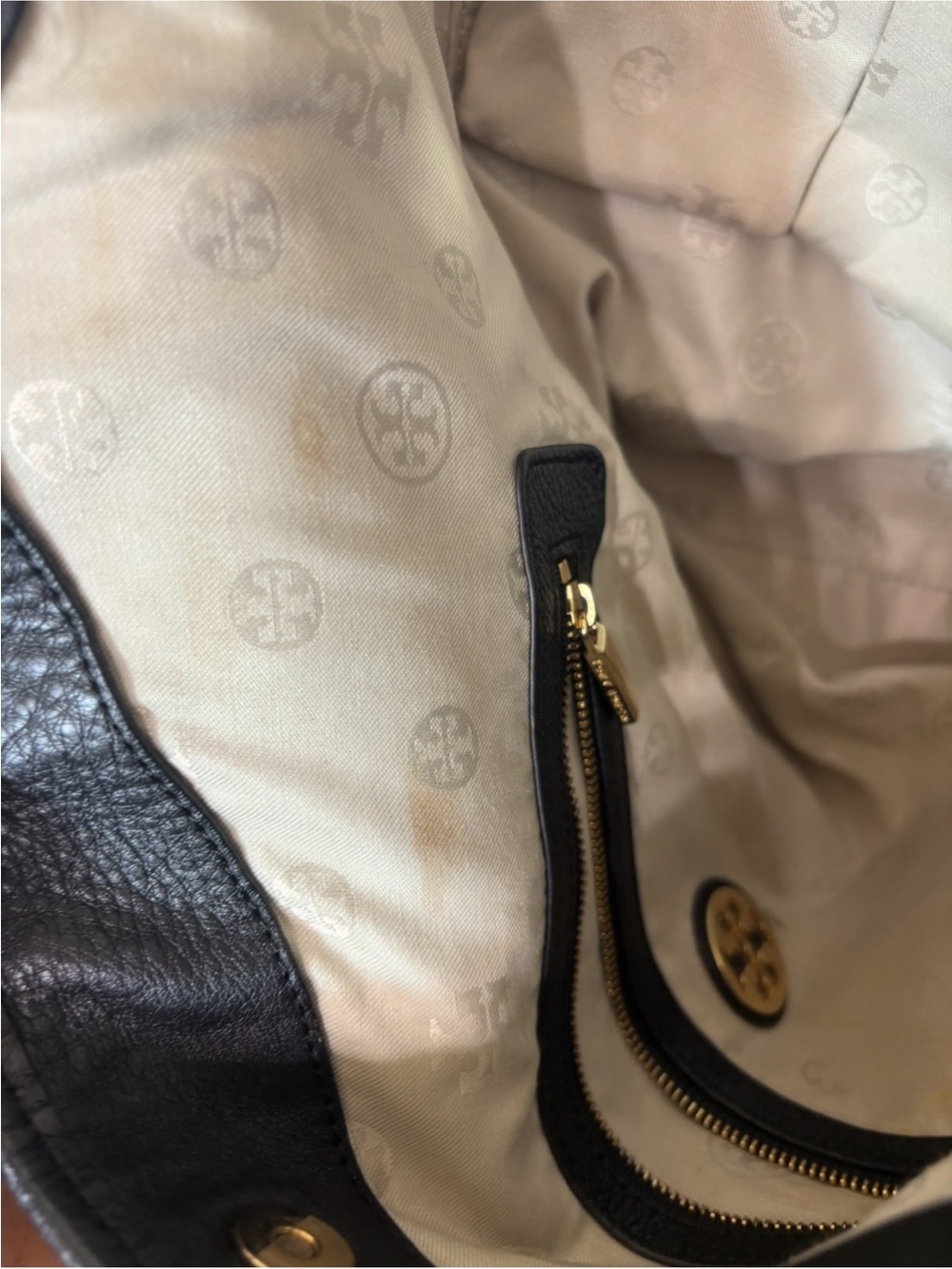 Tory Burch Black minimalist largPebbled Leather Shoulder Bag with Logo Medallion - Picture 7 of 9